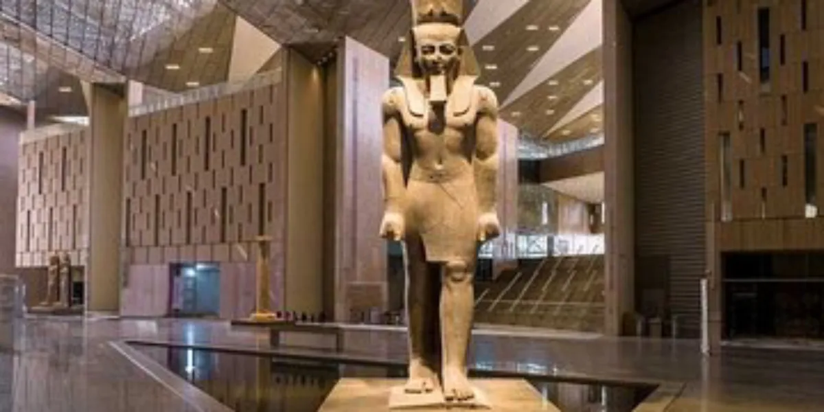 Architektonický zázrak u pyramid Architektonický zázrak u pyramid